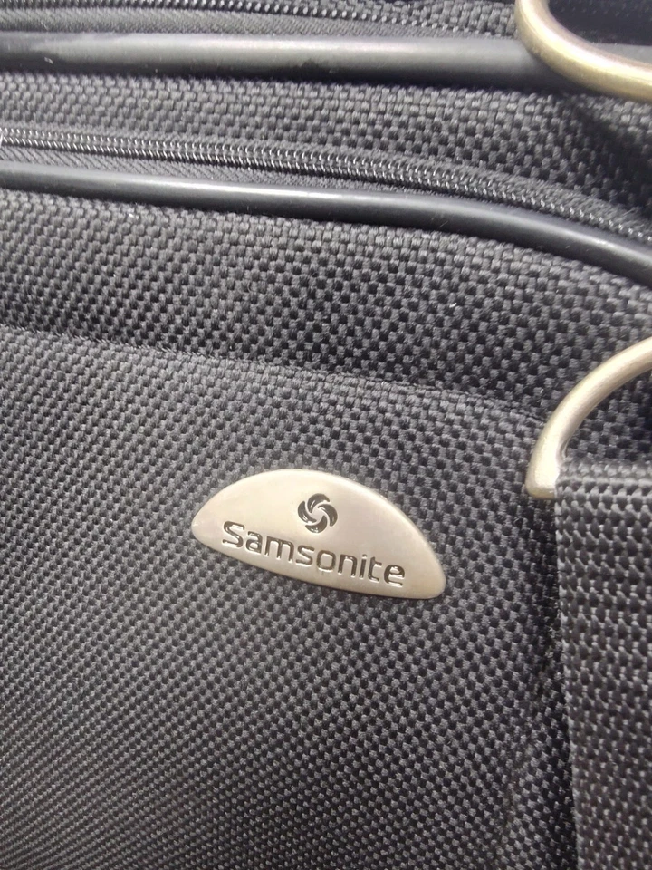 BOLSO MENSAJERO ACOLCHADO SUAVE PARA COMPUTADORA PORTÁTIL SAMSONITE CON CORREA PARA EL HOMBRO Foto 2 de 4