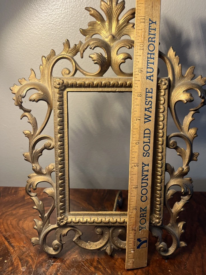 Caballete victoriano para marco de fotos con acabado de hierro fundido tono dorado para foto 6”x4” Foto 2 de 4