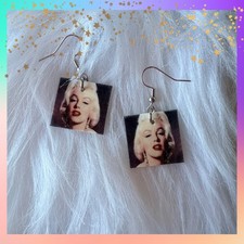 Orecchini Marilyn Monroe Quadrati Charm Filo - Classici Hollywood Glam Pendenti