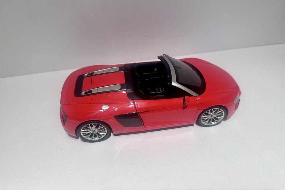 i-scale Audi R8 Spyder V10 Dynamite Red 1/18 Scale Diecast Model Car - Image 3 of 4