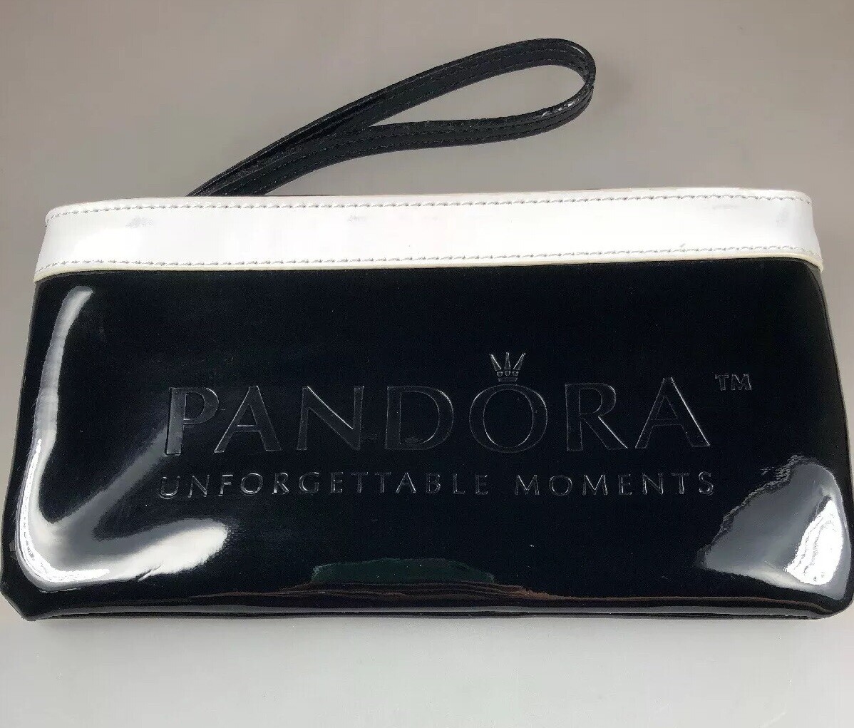 ポーチ　イメージ画像 PANDORA Embossed Black & White Clutch Wallet Wristlet vegan