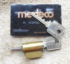 Medeco High Security  KIK Lock Cylinder  with 2 NOT Working Keys   and ID card