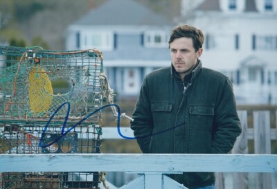 CASEY AFFLECK signed Autogramm 20x30cm MANCHESTER BY THE SEA in Person autograph