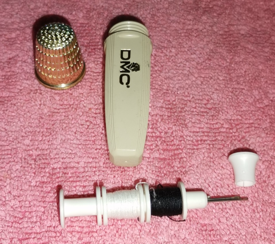 Étui Cylindrique En Bakélite Et Set De Manucure Vintage - Occasion, état Correct