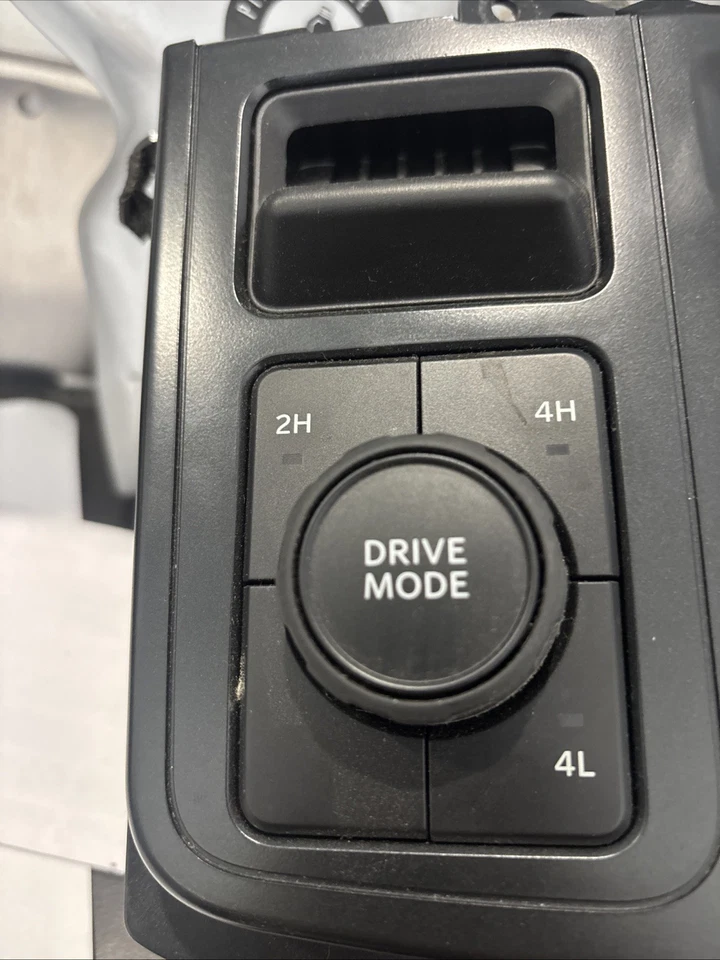 Передняя центральная панель радио/климат-контроля 2021-25 Ford F150 - Изображение 2 из 4