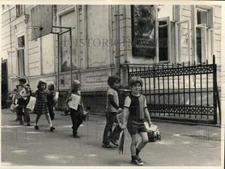 1974 Press Photo Children leave Moscow's Anglo-american school in Russia