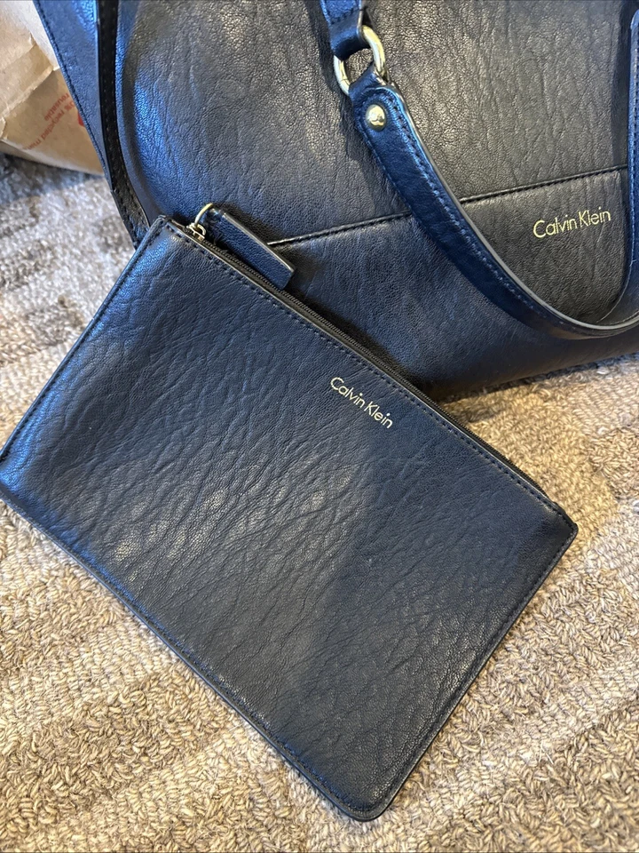 Bolso hobo calvin klein negro con bolsa Foto 2 de 4