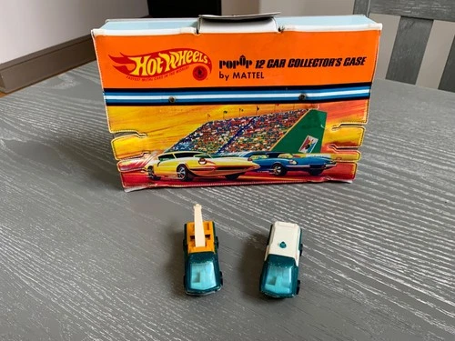 2 Vintage Hot Wheels 1969 REDLINES AMBULANCE & TOW TRUCK & POP UP GARAGE CASE