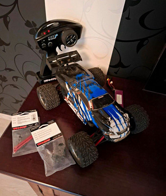 Traxxas e revo4X4 1:10 Brushless RTR 4WD Offroad Truck TQi + LiPo blau