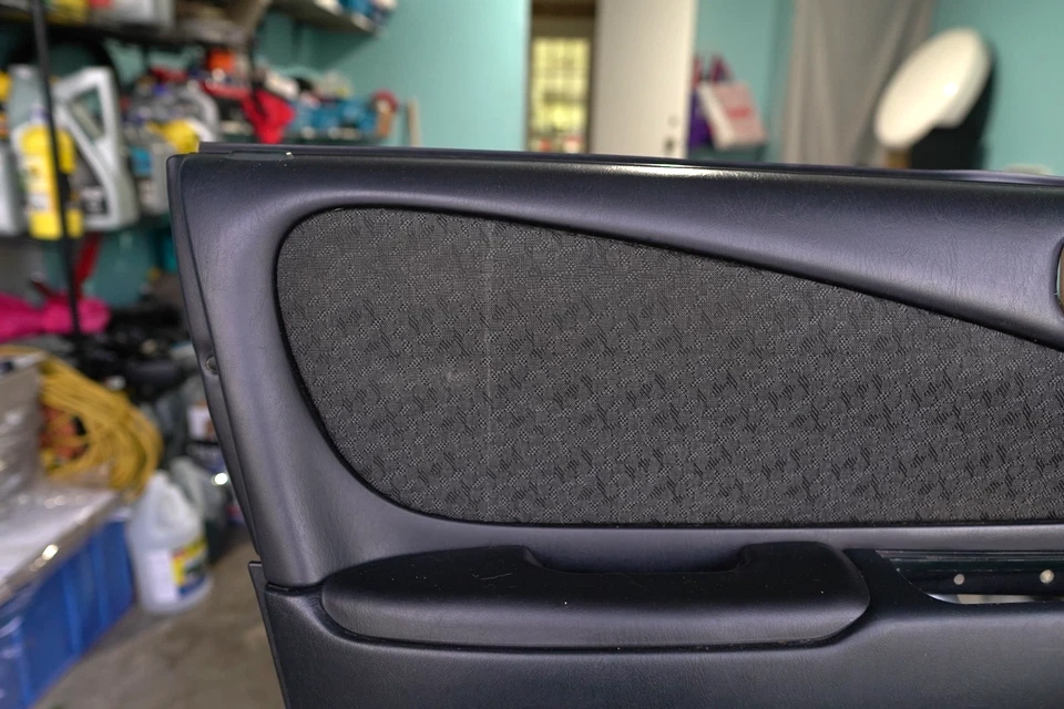 Toyota Corolla 1998-2002 lado del conductor delantero izquierdo panel de moldura de puerta derecha negro Foto 2 de 4