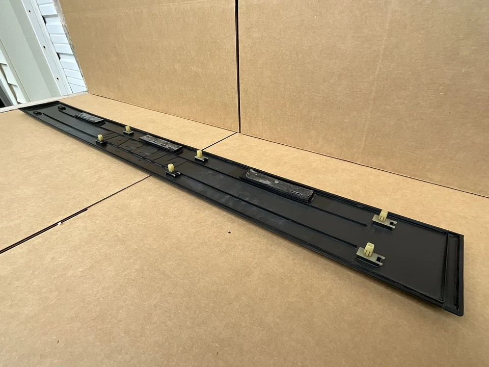 1990 - 1995 年日产探路者后备箱舱口中心装饰面板装饰尾门 #2 — 第 4/4 张图片