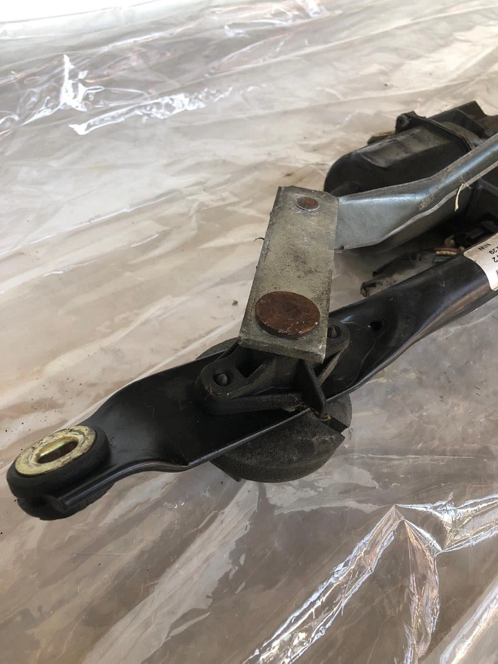 2001 OldsMobile Alero GL Windshield Wiper Transmission Linkages w/ Motor - Image 3 of 4