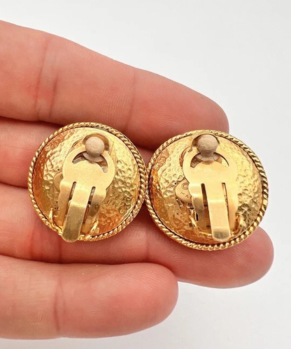 Authentic 1970’s CHANEL Paris France CC Gold Plated Rope Mabe Pearl Earrings - Picture 7 of 8