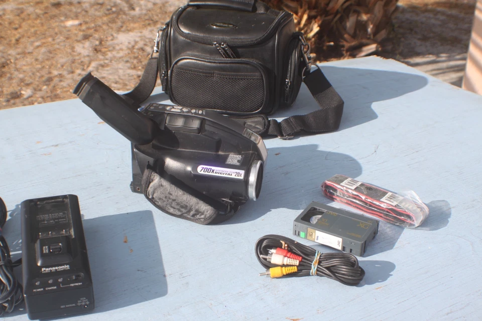 PANASONIC - PALMCORDER - VHS-C - PV-L352D - BUNDLE - FULLY TESTED - Image 2 of 4