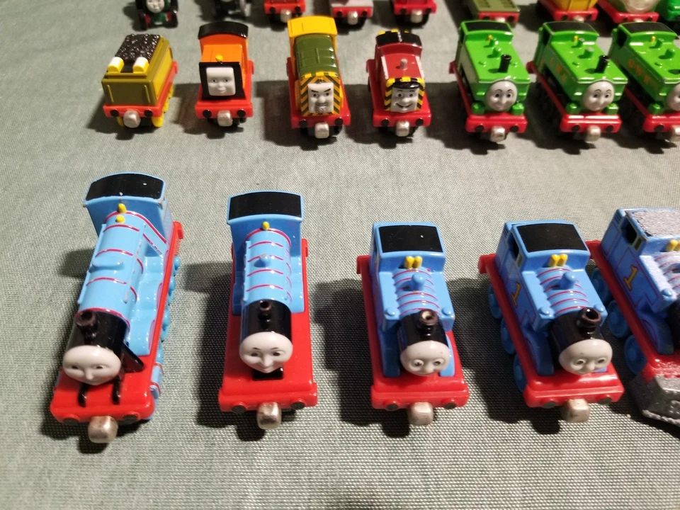 Thomas The Tank Engine Magnético Metal Fundido a Presión y Madera Lote de 75+ Motores y Coche Foto 2 de 4