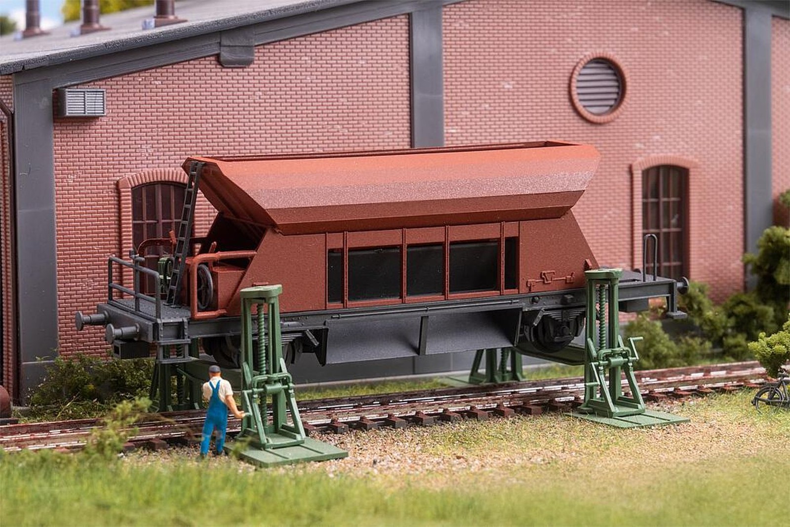 Faller 120323 2 Spindelhebeb&ouml;cke mit aufgebocktem Waggon