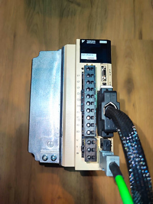 Yaskawa SERVOPACK SGDV-3R5D01A SGDV-3R5D01A020000 Servo/Verstärker 400V