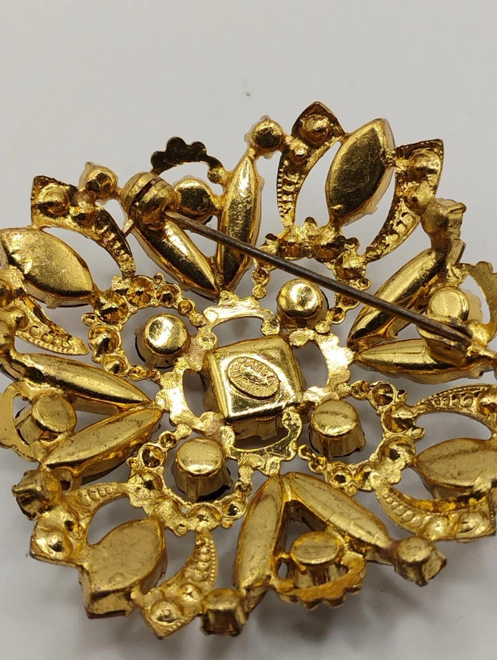 Broche prendedor vintage de cristal austriaco tono dorado con pedrería ámbar negro 2" Foto 4 de 4