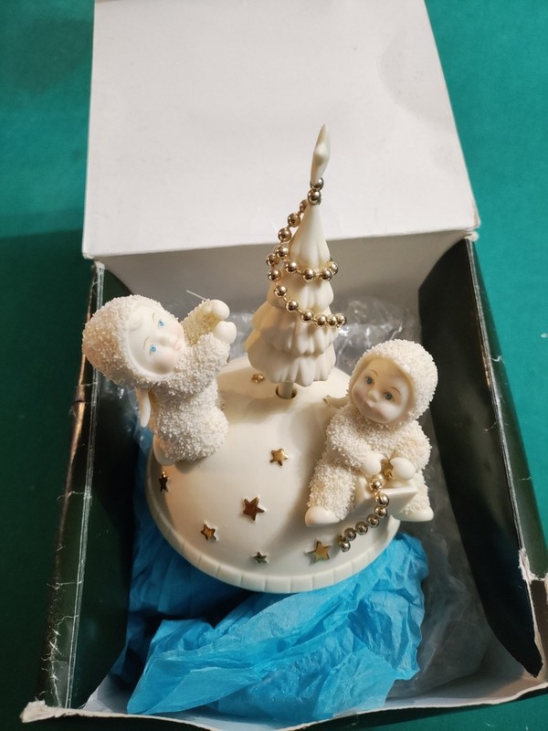 Trimming The Tree Snowbabies Revolving Music Box #56.06021 O'Tannenbaum box