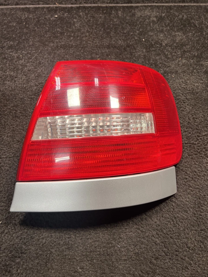 Luz trasera derecha Audi S4 2000 OEM Foto 2 de 4