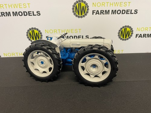 UNIVERSAL HOBBIES 2781 1:16 SCALE COUNTY SUPER 4 TRACTOR - Picture 4 of 6