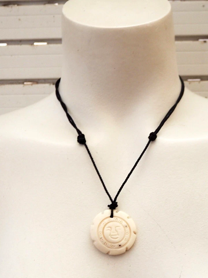 Collare/Ciondolo Di Osso Intaglio Disegno Viso Maya Tribale, Solo E Artigianale - Immagine 4 di 4