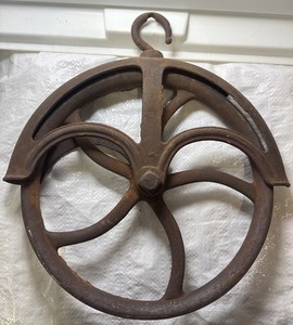 ANTIQUE CAST IRON WELL PULLEY WHEEL WITH FENDER ROPE HOIST FARM TOOL STEAMPUNK