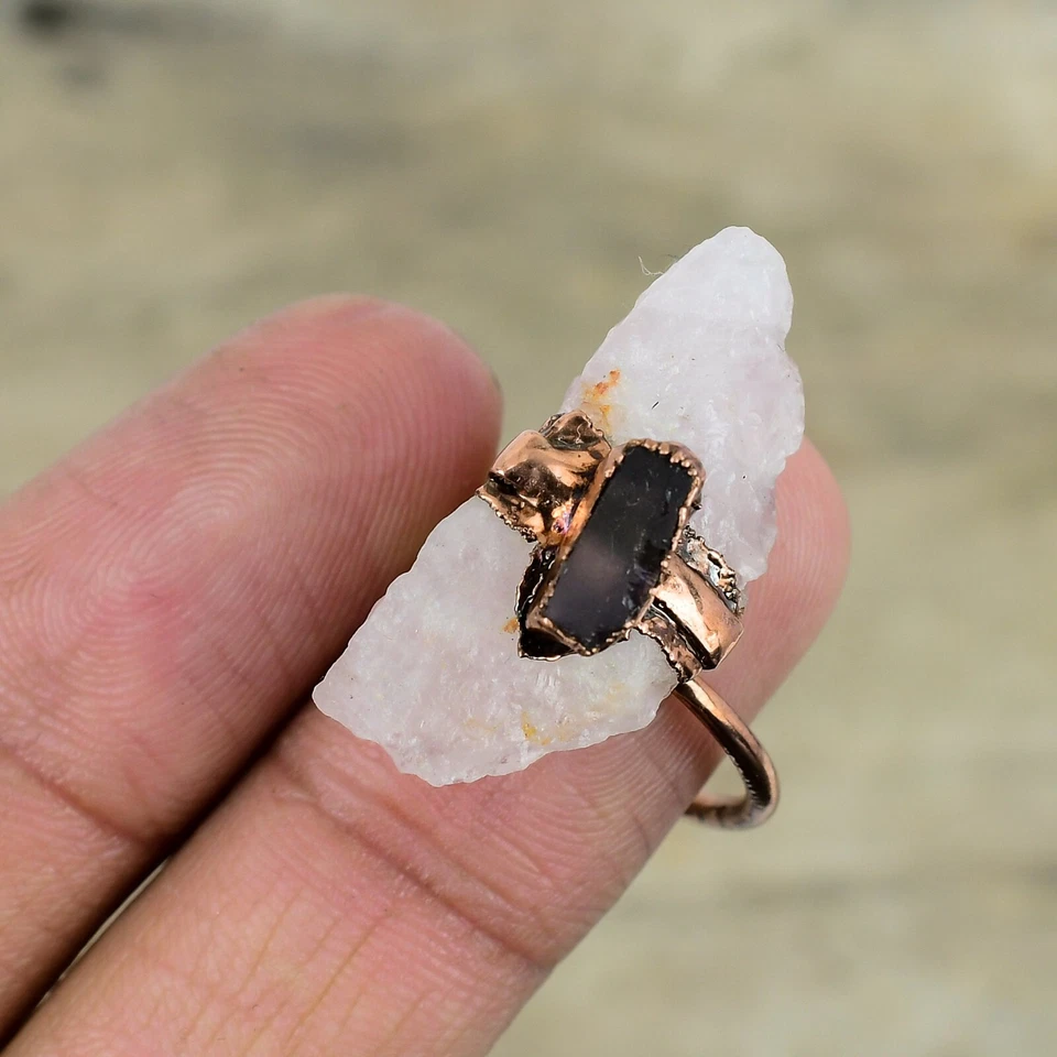 Anillo ajustable electroformado de cuarzo rosa tamaño ajustable Foto 4 de 4