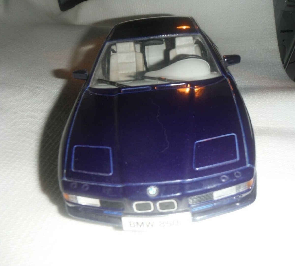 BMW 850i Miniature Maisto 1/18 – Bleu – Coffret D'occasion (petits Défauts)