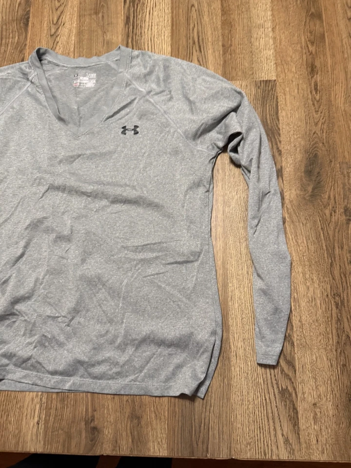 Camisa Under Armour, Feminina Tamanho XL, Cinza, Camisa Manga Longa, Decote V - Imagem 4 de 4