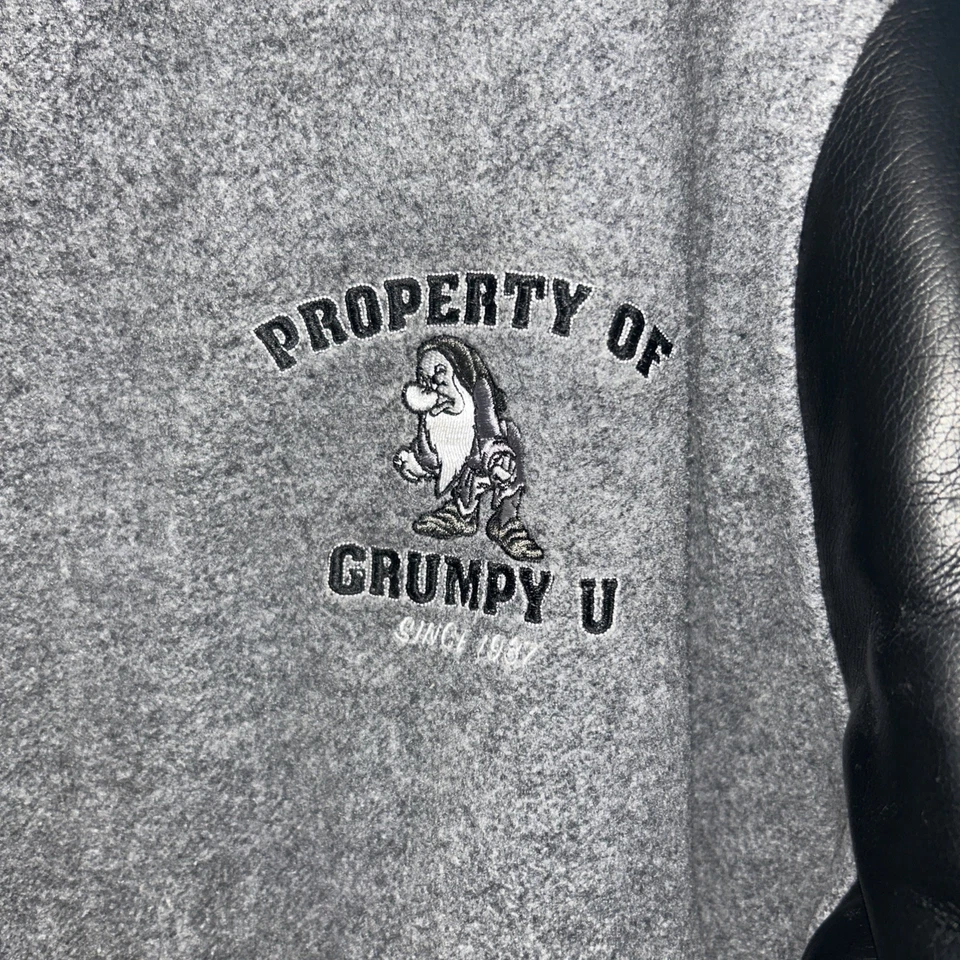 Chaqueta Universitaria Cosida Disney Exclusiva Propiedad De Grumpy U Dean Of Mean L Foto 2 de 4