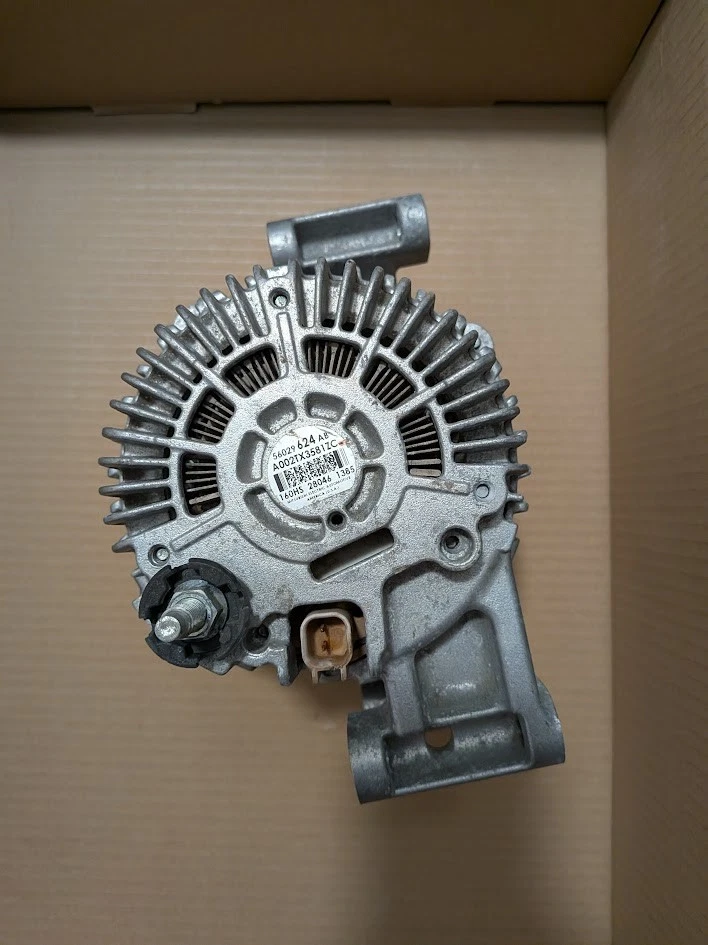 Alternador Jeep Cherokee 2016 2,4 L OEM Foto 2 de 3