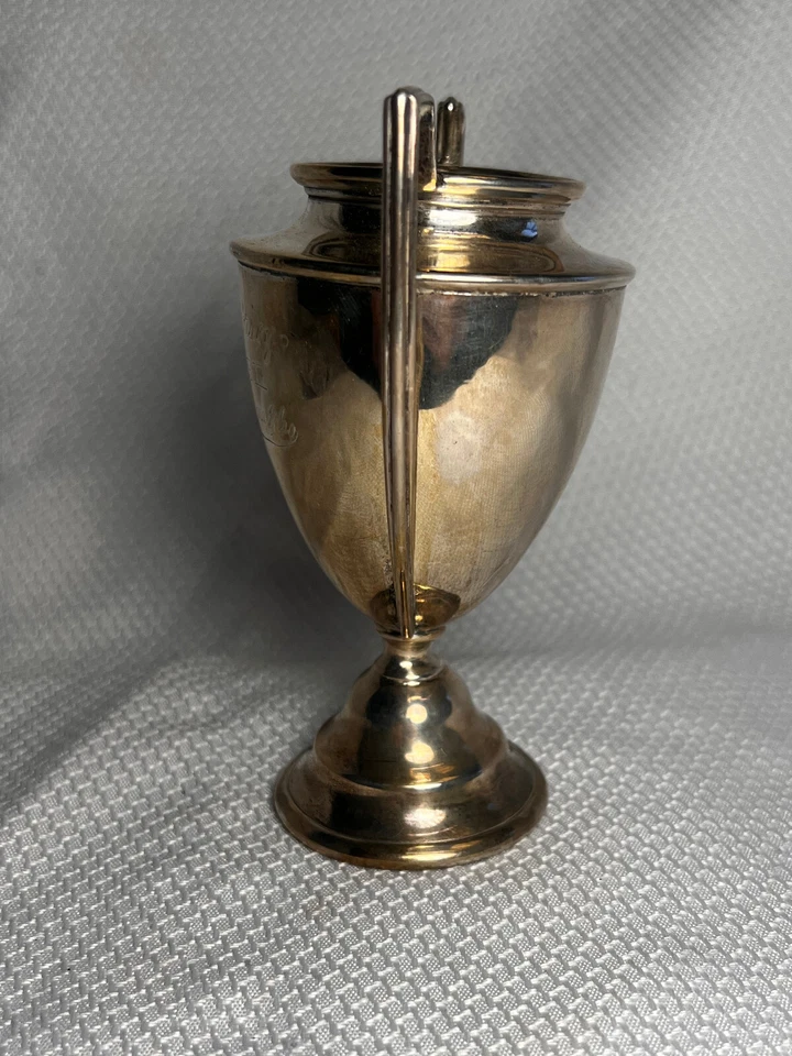 Antigua taza de servicio al empleado Baltimore Hochschild Kohn de plata esterlina de 10 años  Foto 2 de 4