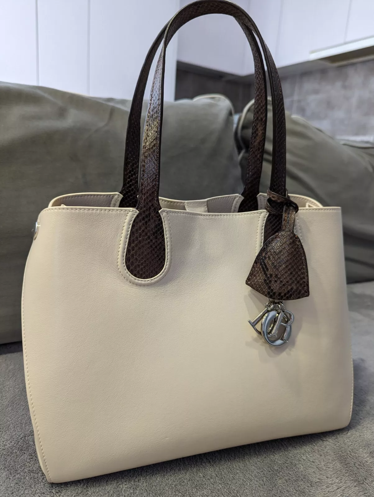 Sac en cuir crème beige Christian Dior sac fourre tout shopping sac à main peau de serpent