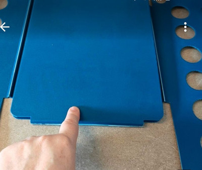 Blaues rechteckiges Wäschefaltbrett aus Kunststoff für Kleidung, freistehend