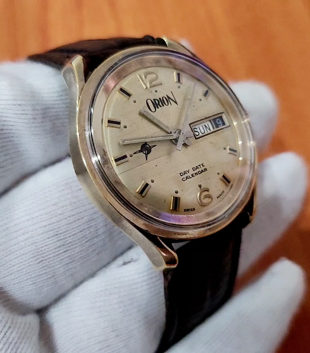 流しのOO時 2 VINTAGE ROAD COLLECTION Rare Vintage Orion Calendar Day/Date Manual Winding 37mm Gold
