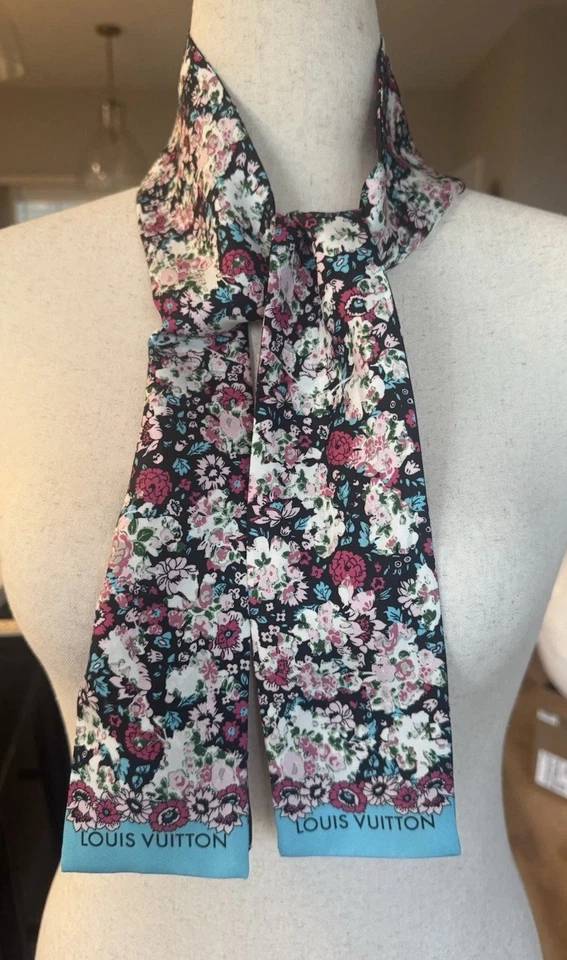 Шарф-бандо Louis Vuitton шелковый с цветочным узором двусторонний бирюзовый черный розовый с логотипом LV 46 дюймов - Изображение 4 из 4