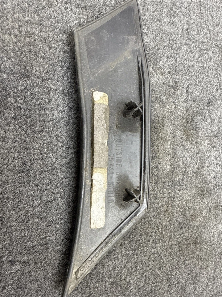 Moldura superior puerta trasera derecha Toyota Land Cruiser 1998-2002 OEM 7574360010 Foto 4 de 4