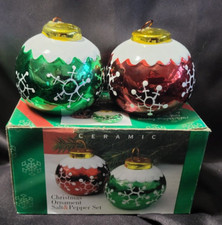 BOLA DE NAVIDAD BULBO ADORNO SALERO Y PIMENTERO ROJO Y VERDE ORO TOPS