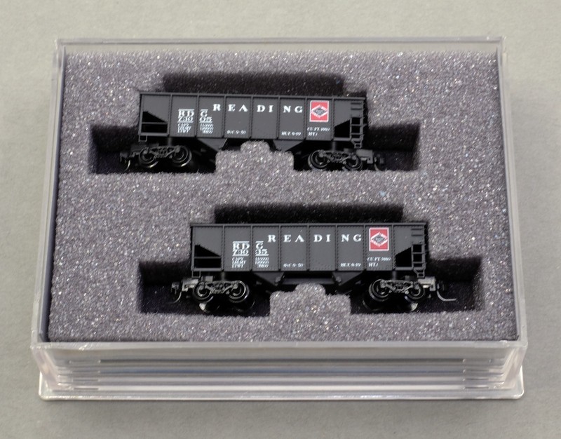 FULL THROTTLE Z Gauge Reading Railroad Set of 2 - 33' Hoppers with Coal Loads