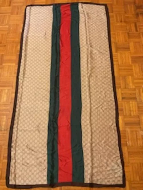 Gucci écharpe en soie châle silencieux étole wrap accessoire 100% logo GG Italie