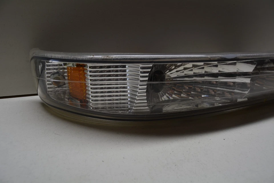 00-06 CHEVROLET TAHOE FRONT RIGHT PASSENGER SIDE TURN SIGNAL LIGHT OEM 116-03527 - Image 3 of 4