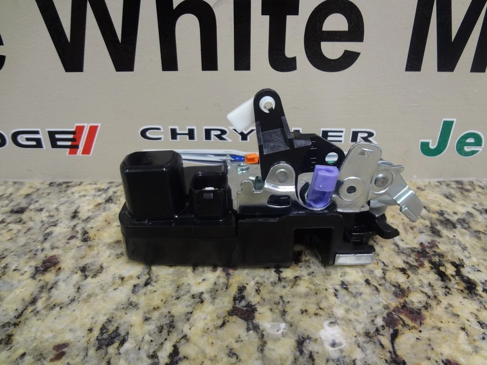 01-08 Dodge Caravan Chrysler Town & Country nuevo actuador de pestillo de puerta delantera Mopar Foto 2 de 4