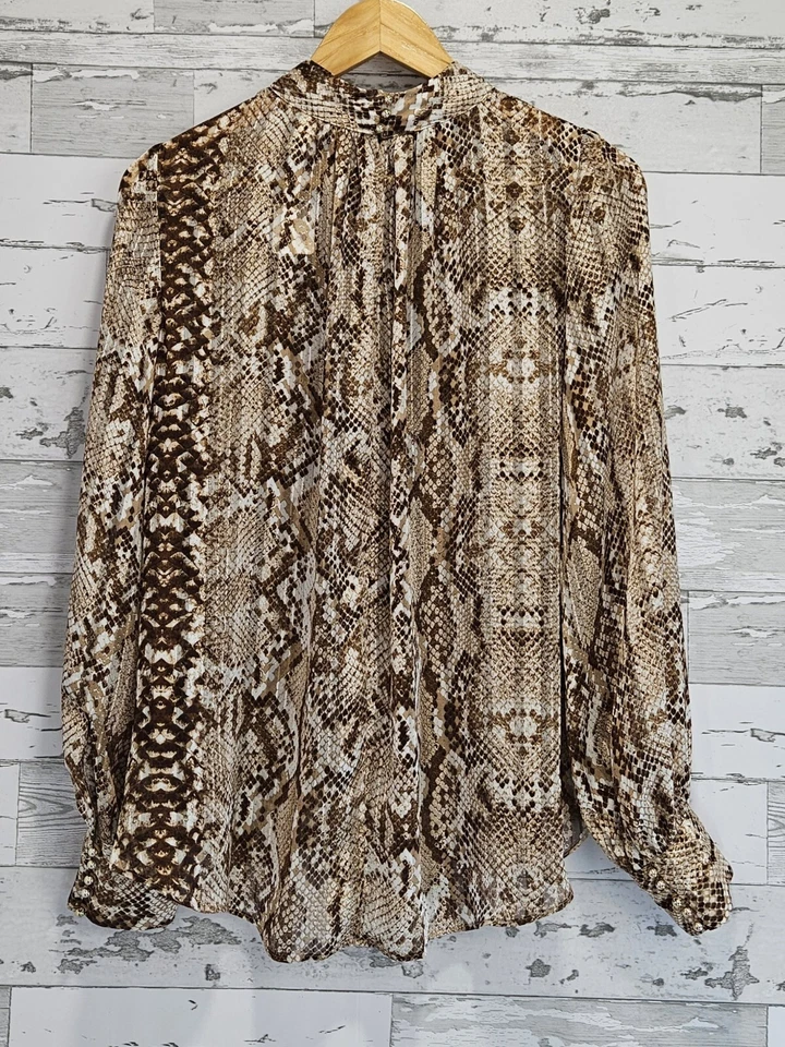 Blusa H&M Estampado Piel de Serpiente 8 Corte Ancho Puños Dorados Botones Transparente Cuello Alto Foto 2 de 4