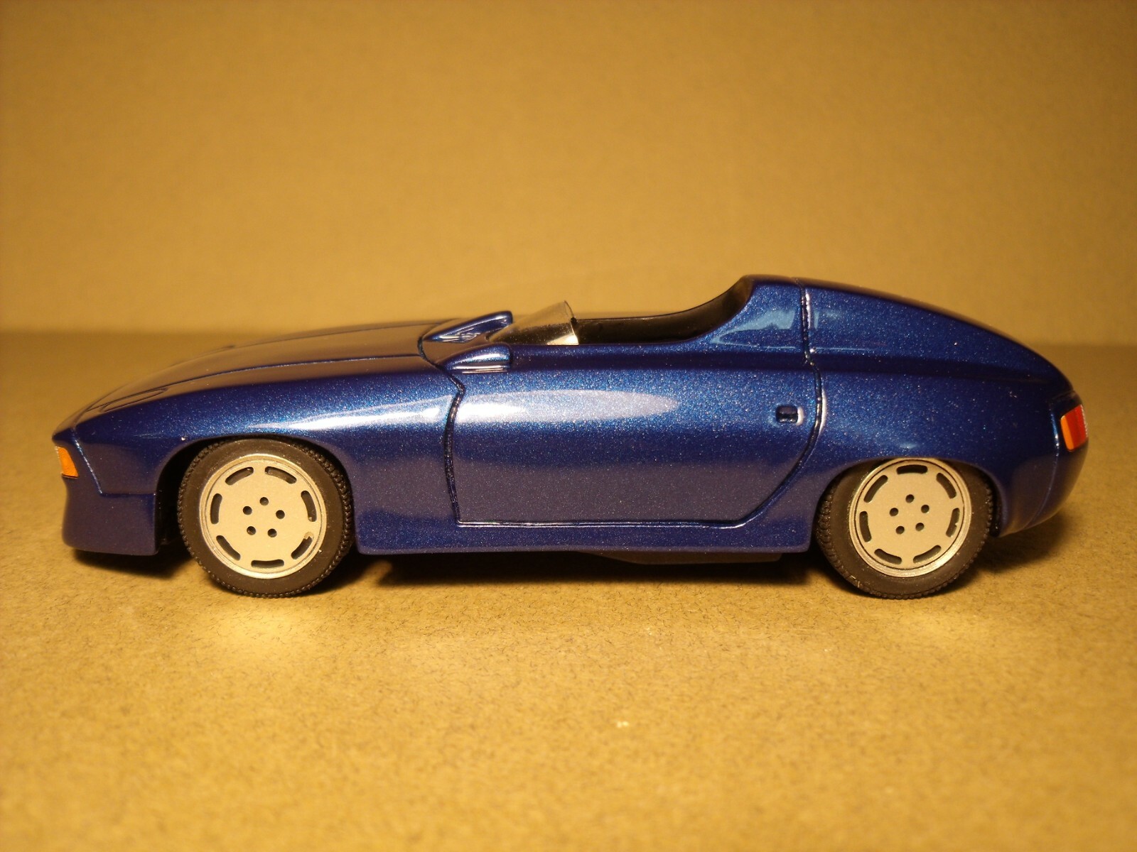 1/43 Porsche 928 Speedster 1980 Vroom unassembled kit miniature résine Spark - 4