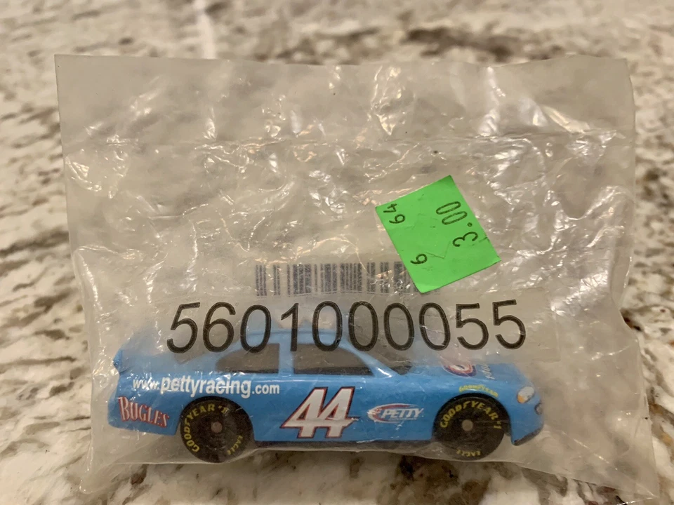 Lote de 2 autos Dodge NASCAR 1/64 CAT Ward Burton #22 y Hot Wheels Kyle Petty #44 Foto 3 de 3