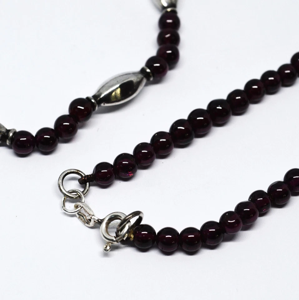 VINTAGE GARNET AND SILVER BEADS BEAUTIFUL OLD NECKLACE - Image 3 of 4