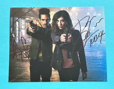 Ray Santiago +  Dana DeLorenzo  -  Ash vs Evil Dead - signed, original Autogramm