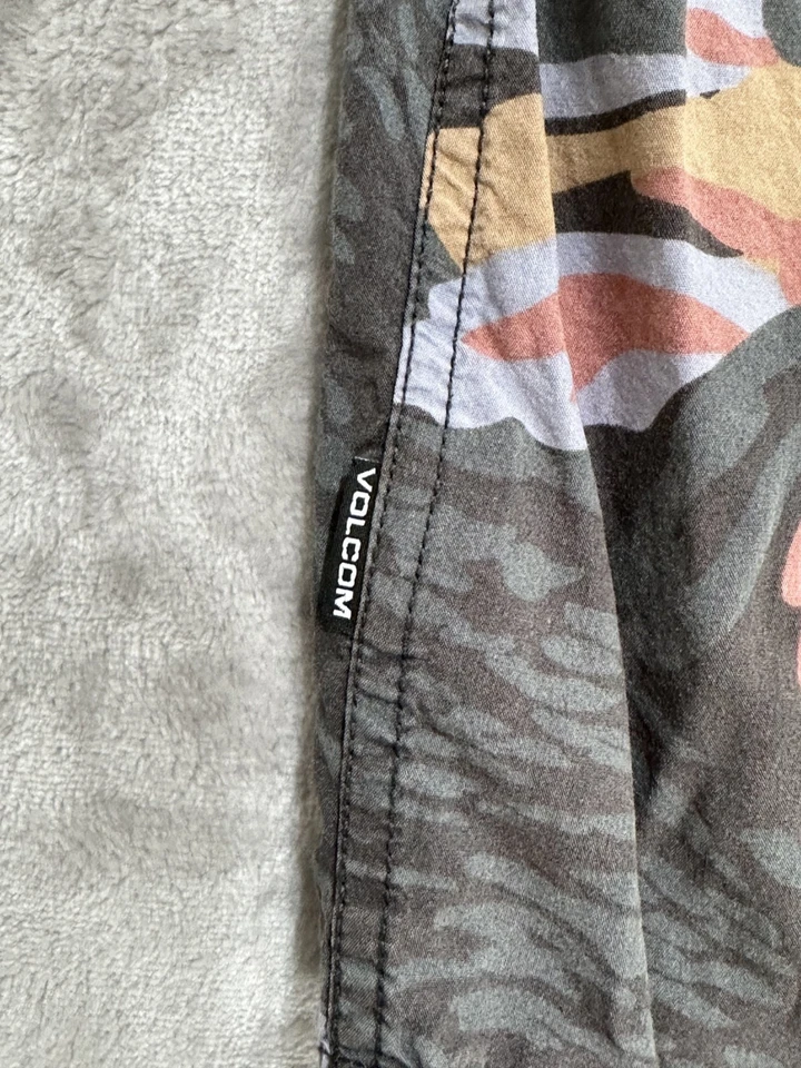 Volcom Shirt Mens Large Black Pink Blue Floral Classic Fit Button Up Casual Top - Image 4 of 4