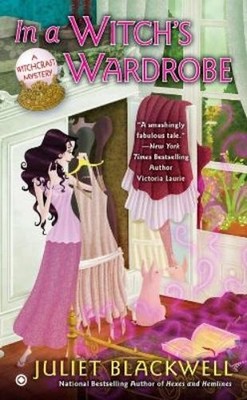 Juliet Blackwell In a Witch's Wardrobe (Taschenbuch)
